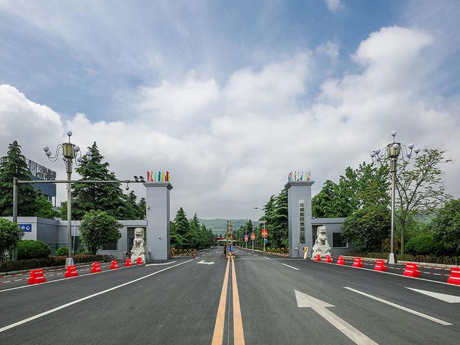 河鋼集團舞陽鋼鐵公司是我國寬厚鋼板生產科研基地。擁有4100mm+4100mm和4200mm+4300mm兩條技術先進的雙機架寬厚鋼板生產線，配套有國內寬厚板行業優勢明顯的鋼錠模鑄線及鋼板熱處理設施，具有雄厚的研發制造實力。具有年產鋼500萬噸、寬厚鋼板360萬噸、銷售收入200億元的綜合實力。